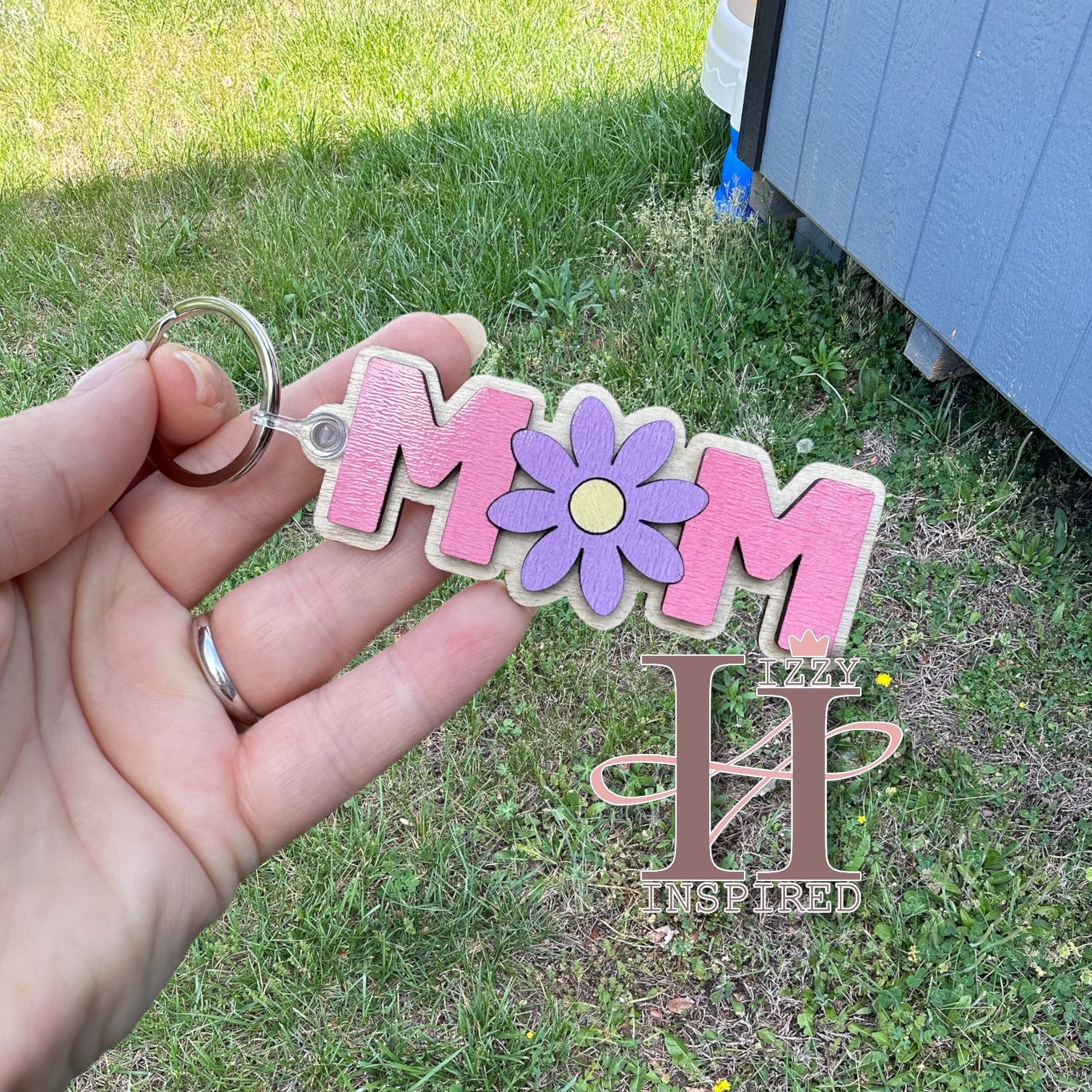 Custom “Mom” Floral Wooden Keychain – Hand-Painted Laser Cut Keychain